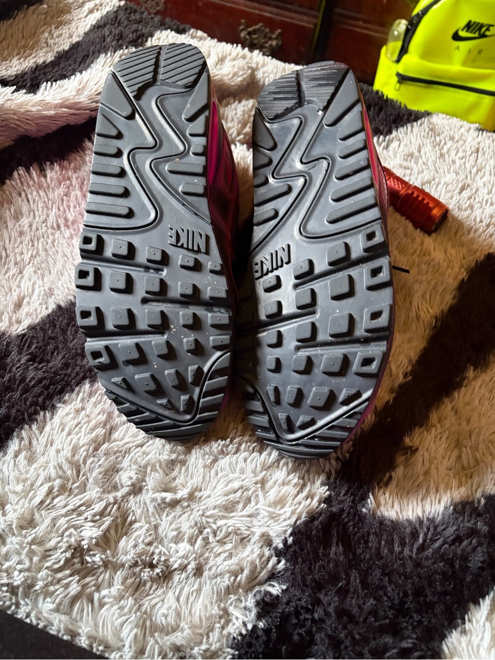 Nike men’s Air Max Sneakers in Neon Pink and Black size 10 - Picture 4 of 7